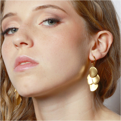 pendientes  largos de aro 2 en 1  con colgante de hojas de quita y pon. Son resistentes al agua porque están confeccionados en acero inoxidable con baño de oro. Tienen un colgante intercambiable de cuatro hojas. Gold plated stainless Steel long leaves waterproof hoop earrings for piercing.