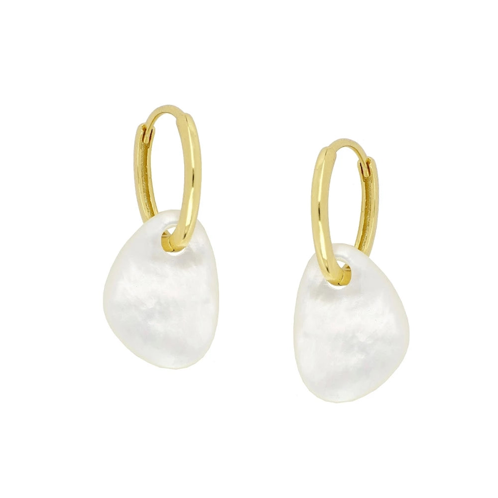 Aros pequeños y ligeros para verano confeccionados en plata de ley con baño de oro 18 kilates. Tienen un colgante de nácar intercambiable. SOn hipoalergénicos o anti alergia. Gold plated sterling silver nacre pendant small hoop earrings.