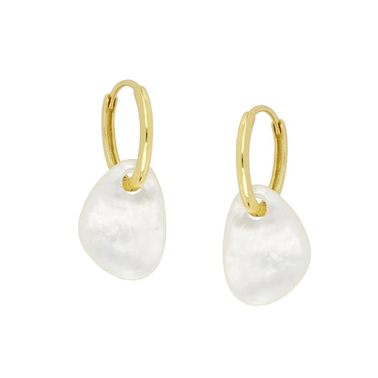 Aros pequeños y ligeros para verano confeccionados en plata de ley con baño de oro 18 kilates. Tienen un colgante de nácar intercambiable. SOn hipoalergénicos o anti alergia. Gold plated sterling silver nacre pendant small hoop earrings.