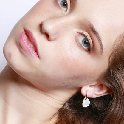 Aros pequeños y ligeros para verano confeccionados en plata de ley con baño de oro 18 kilates. Tienen un colgante de nácar intercambiable. SOn hipoalergénicos o anti alergia. Gold plated sterling silver nacre pendant small hoop earrings.