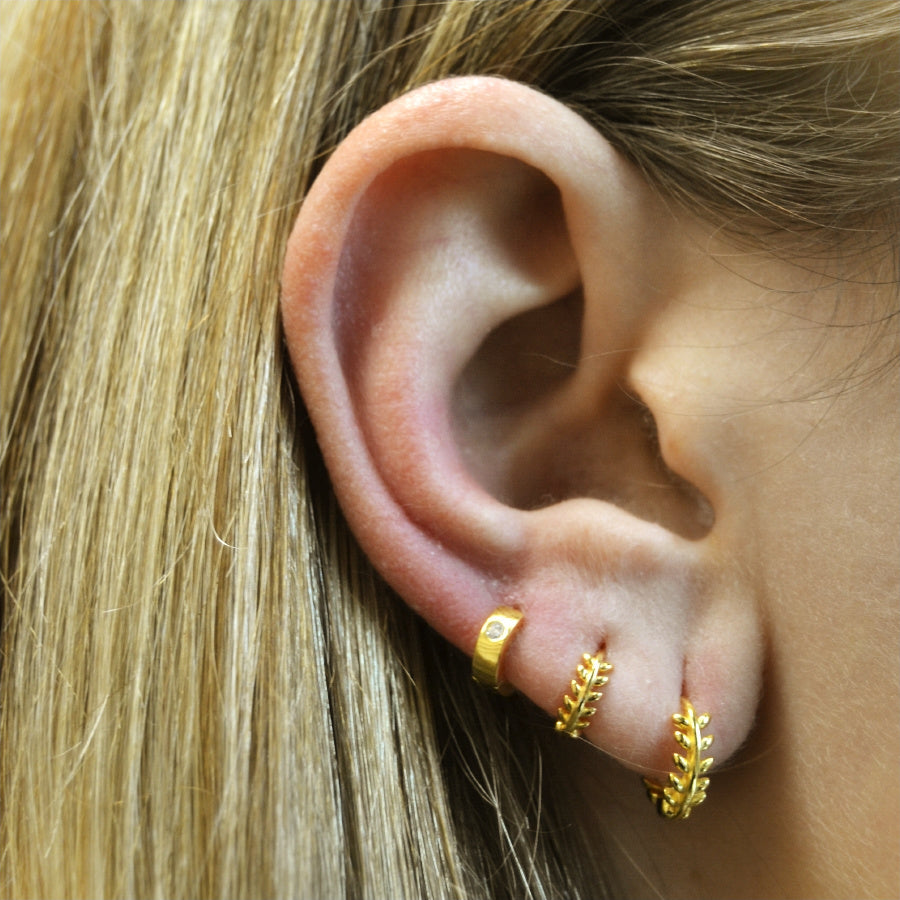 aro pequeño y grueso de piercing con cierre fácil a presión confeccionado en plata de ley y baño de oro 18 kilates que mide 8 mm. Gold plated sterling silver tiny small and chunky hoop helix piercing earring.