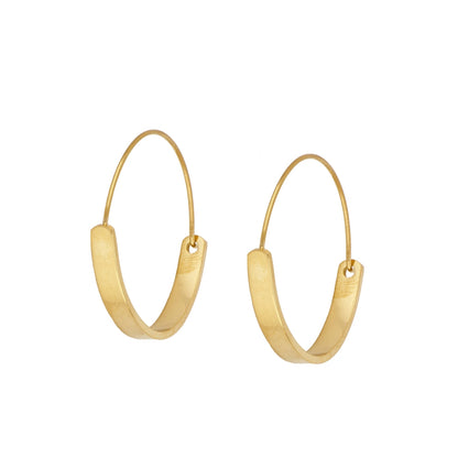 pendientes grandes de aro fino dorado o plateado. confeccionados en acero con baño de oro 18 kilates. Gold plated steel big thin hoop earrings