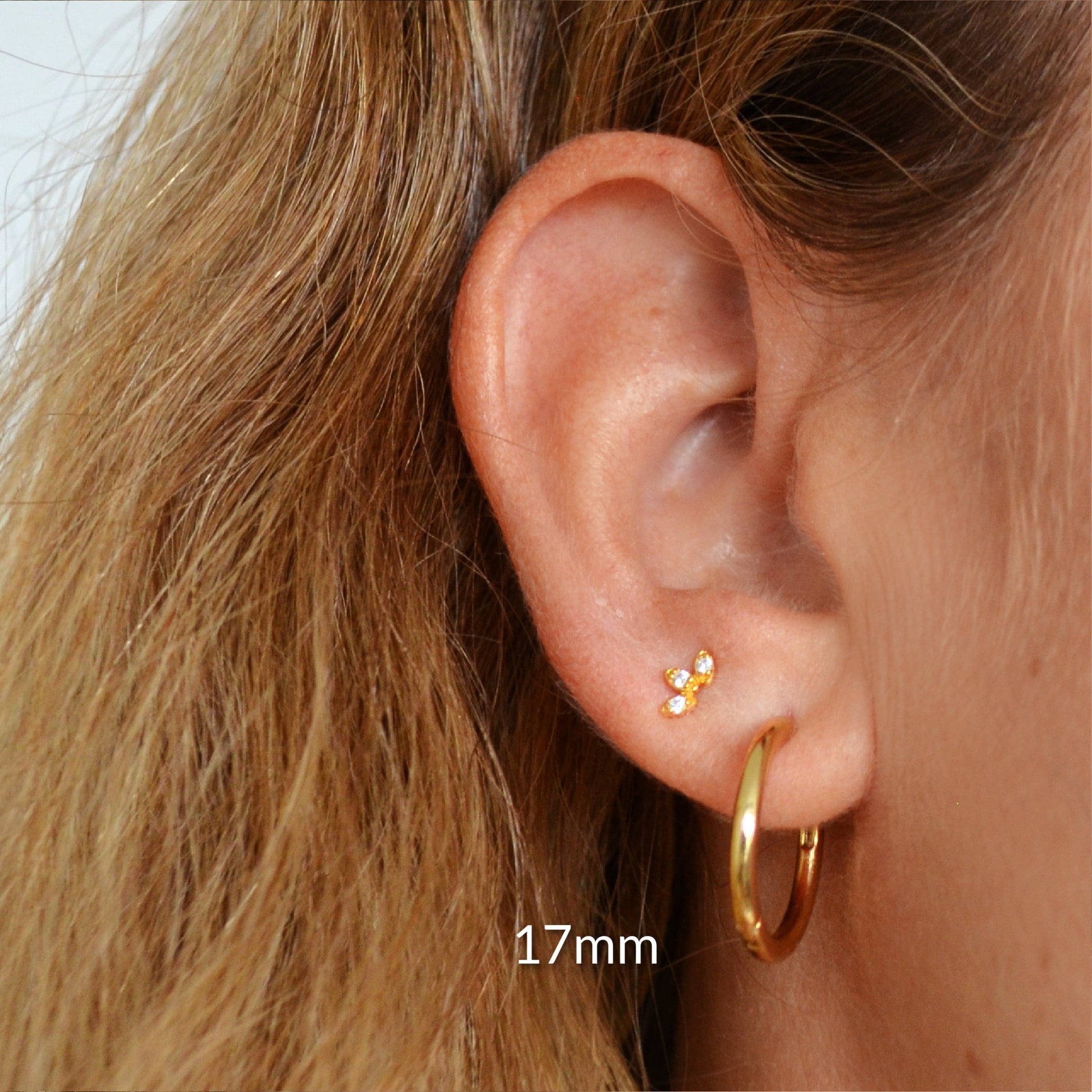 aros pequeños de piercing básicos con cierre fácil que están confeccinados en plata de ley con baño de oro 18 kilates. Gold plated sterling silver hoop earrings for helix piercing.