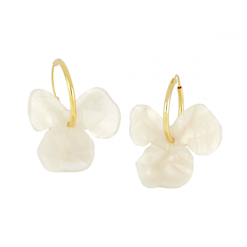 PENDIENTES LIGEROS DE ARO CON FLOR BLANCA GRANDE PARA INVITADA A BODA O FIESTA. SON DE PLATA 925 BAÑADA EN ORO E HIPOALERGÉNICOS. GOLD PLATED STERLING SILVER HOOP EARRINGS WITH WHITE PENDANT FLOWER 