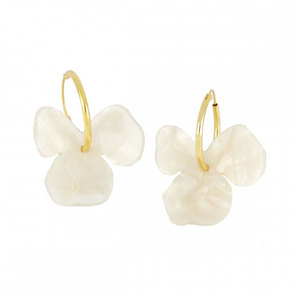 PENDIENTES LIGEROS DE ARO CON FLOR BLANCA GRANDE PARA INVITADA A BODA O FIESTA. SON DE PLATA 925 BAÑADA EN ORO E HIPOALERGÉNICOS. GOLD PLATED STERLING SILVER HOOP EARRINGS WITH WHITE PENDANT FLOWER 