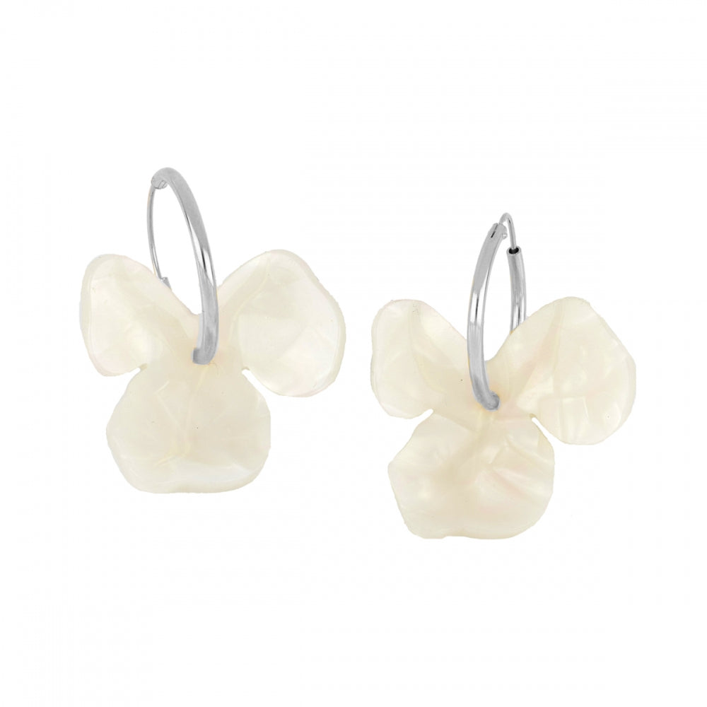 PENDIENTES LIGEROS DE ARO CON FLOR BLANCA GRANDE PARA INVITADA A BODA O FIESTA. SON DE PLATA 925 BAÑADA EN ORO E HIPOALERGÉNICOS. GOLD PLATED STERLING SILVER HOOP EARRINGS WITH WHITE PENDANT FLOWER