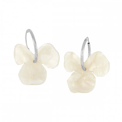 PENDIENTES LIGEROS DE ARO CON FLOR BLANCA GRANDE PARA INVITADA A BODA O FIESTA. SON DE PLATA 925 BAÑADA EN ORO E HIPOALERGÉNICOS. GOLD PLATED STERLING SILVER HOOP EARRINGS WITH WHITE PENDANT FLOWER