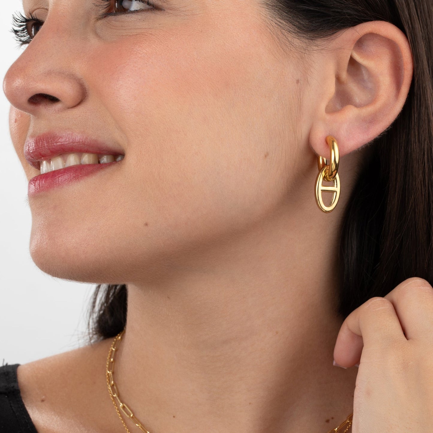 pendientes de aro 2 en 1 desmontables con colgante de eslabon calabrote. Son de acero hipoalergénico y resistentes al agua. Color dorado. 