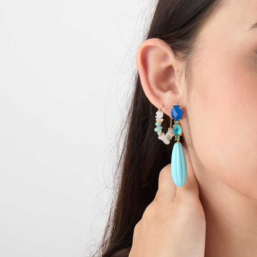 pendientes boho de aro medianos con piedra natural cuarzo rosa y amazonita verde menta. son de acero hipoalergénico bañado en oro y resistentes al agua. Gold plated stainless steel turquoise waterproof hoop earrings 