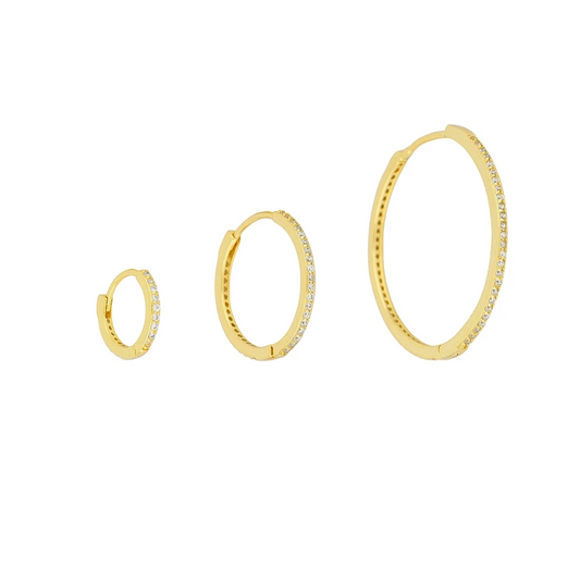 pendientes de aro grandes y básicos con circonitas como los de jennifer lopez. Estan confeccionados en plata de ley con baño de oro 18 kilates y cierre fácil. JLO´s gold plated sterling silver zircon hoop earrings.