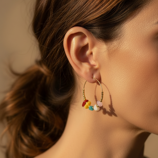 pendientes boho de aro medianos con piedra natural en color rojo coral, amarillo, turquesa, rosa y blanco. son de acero hipoalergénico bañado en oro y resistentes al agua. Gold plated stainless steel turquoise waterproof hoop earrings 