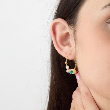 pendientes boho de aro medianos con piedra natural en color rojo coral, amarillo, turquesa, rosa y blanco. son de acero hipoalergénico bañado en oro y resistentes al agua. Gold plated stainless steel turquoise waterproof hoop earrings 