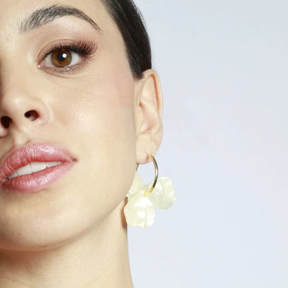 PENDIENTES LIGEROS DE ARO CON FLOR BLANCA GRANDE PARA INVITADA A BODA O FIESTA. SON DE PLATA 925 BAÑADA EN ORO E HIPOALERGÉNICOS. GOLD PLATED STERLING SILVER HOOP EARRINGS WITH WHITE PENDANT FLOWER 