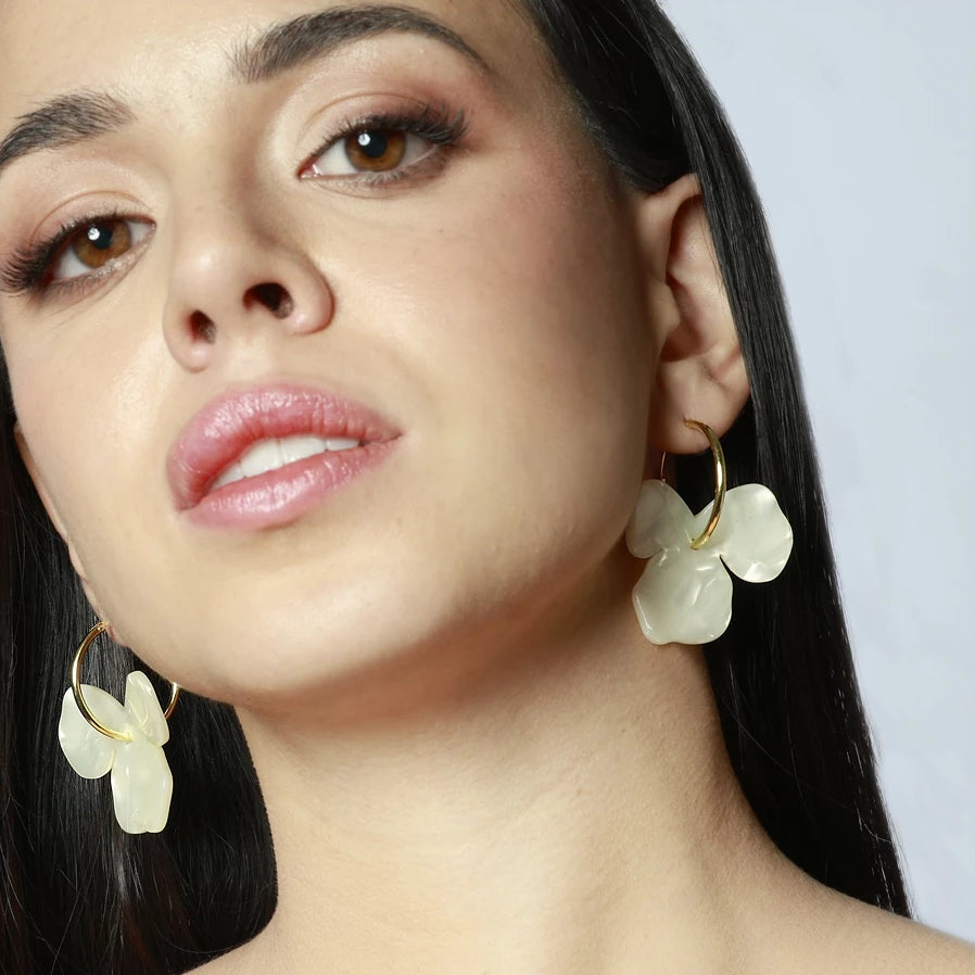 PENDIENTES LIGEROS DE ARO CON FLOR BLANCA GRANDE PARA INVITADA A BODA O FIESTA. SON DE PLATA 925 BAÑADA EN ORO E HIPOALERGÉNICOS. GOLD PLATED STERLING SILVER HOOP EARRINGS WITH WHITE PENDANT FLOWER 