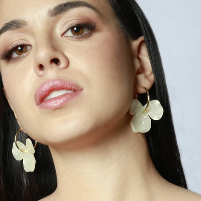 PENDIENTES LIGEROS DE ARO CON FLOR BLANCA GRANDE PARA INVITADA A BODA O FIESTA. SON DE PLATA 925 BAÑADA EN ORO E HIPOALERGÉNICOS. GOLD PLATED STERLING SILVER HOOP EARRINGS WITH WHITE PENDANT FLOWER 