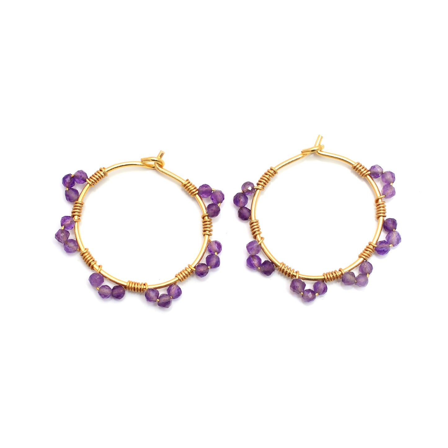 pendientes de aro medianos con piedra mineral amatista morado. son de acero hipoalergénico bañado en oro y resistentes al agua. Gold plated stainless steel natural stone waterproof hoop earrings 