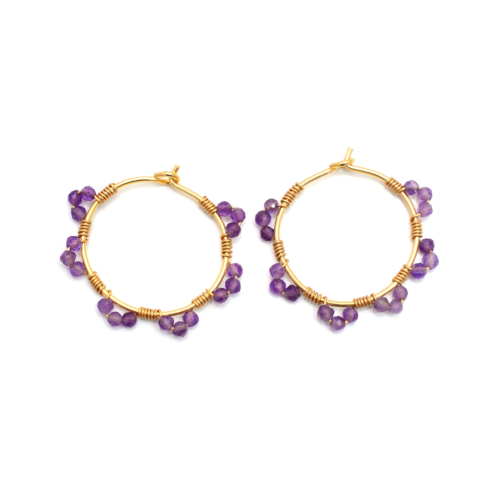 pendientes de aro medianos con piedra mineral amatista morado. son de acero hipoalergénico bañado en oro y resistentes al agua. Gold plated stainless steel natural stone waterproof hoop earrings 