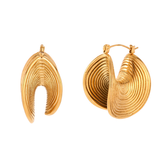 pendiente de aro con pliegues y ondulaciones. Relieve texturizado con rayas. es de acero hipoalergénico resistente al agua, Gold plated stainless steel wavy hoop chunky earrings