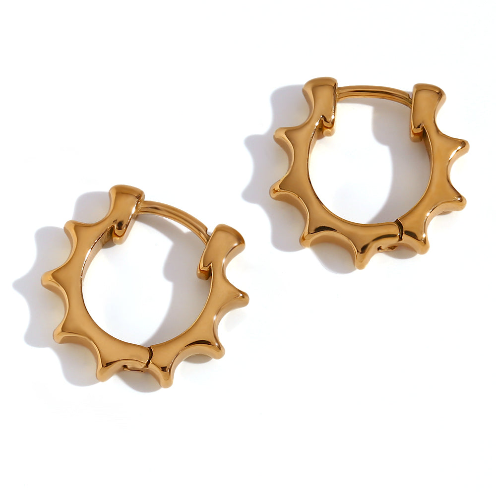 Pendientes de aro en forma de rayos de sol en dorado o plateado. Son de acero hipoalergenico, resistente al agua y no pesan. Perfectos para looks de noche y de día, para fiestas y trabajar