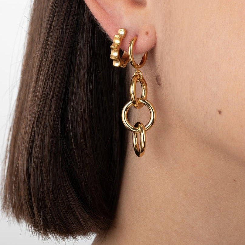 Pendientes de aro en forma de rayos de sol en dorado o plateado. Son de acero hipoalergenico, resistente al agua y no pesan. Perfectos para looks de noche y de día, para fiestas y trabajar