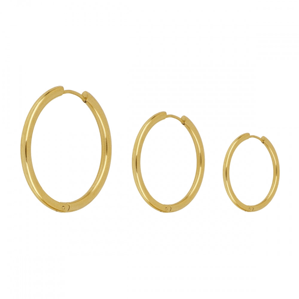 Aros básicos grandes de piercing con cierre fácil resistentes al agua. Son hipoalergénicos y están confeccionados en acero inoxidable con baño de oro 18 kilates. Gold plated stainless steel waterproof hoop earrings for piercing.