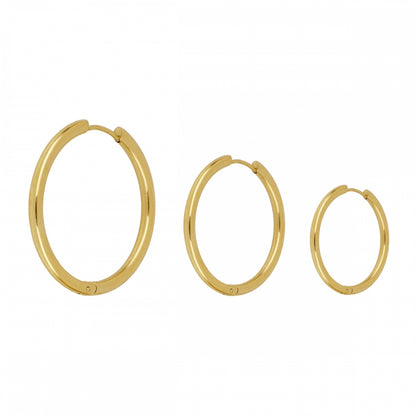 Aros básicos grandes de piercing con cierre fácil resistentes al agua. Son hipoalergénicos y están confeccionados en acero inoxidable con baño de oro 18 kilates. Gold plated stainless steel waterproof hoop earrings for piercing.