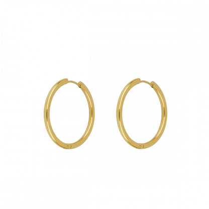 Aros básicos grandes de piercing con cierre fácil resistentes al agua. Son hipoalergénicos y están confeccionados en acero inoxidable con baño de oro 18 kilates. Gold plated stainless steel waterproof hoop earrings for piercing.