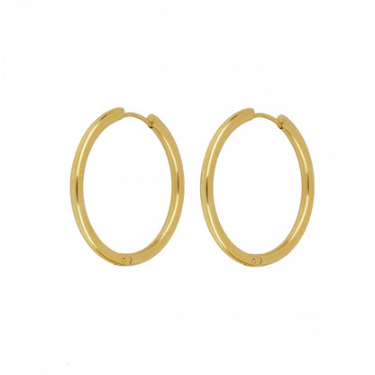 Aros básicos grandes de piercing con cierre fácil resistentes al agua. Son hipoalergénicos y están confeccionados en acero inoxidable con baño de oro 18 kilates. Gold plated stainless steel waterproof hoop earrings for piercing.