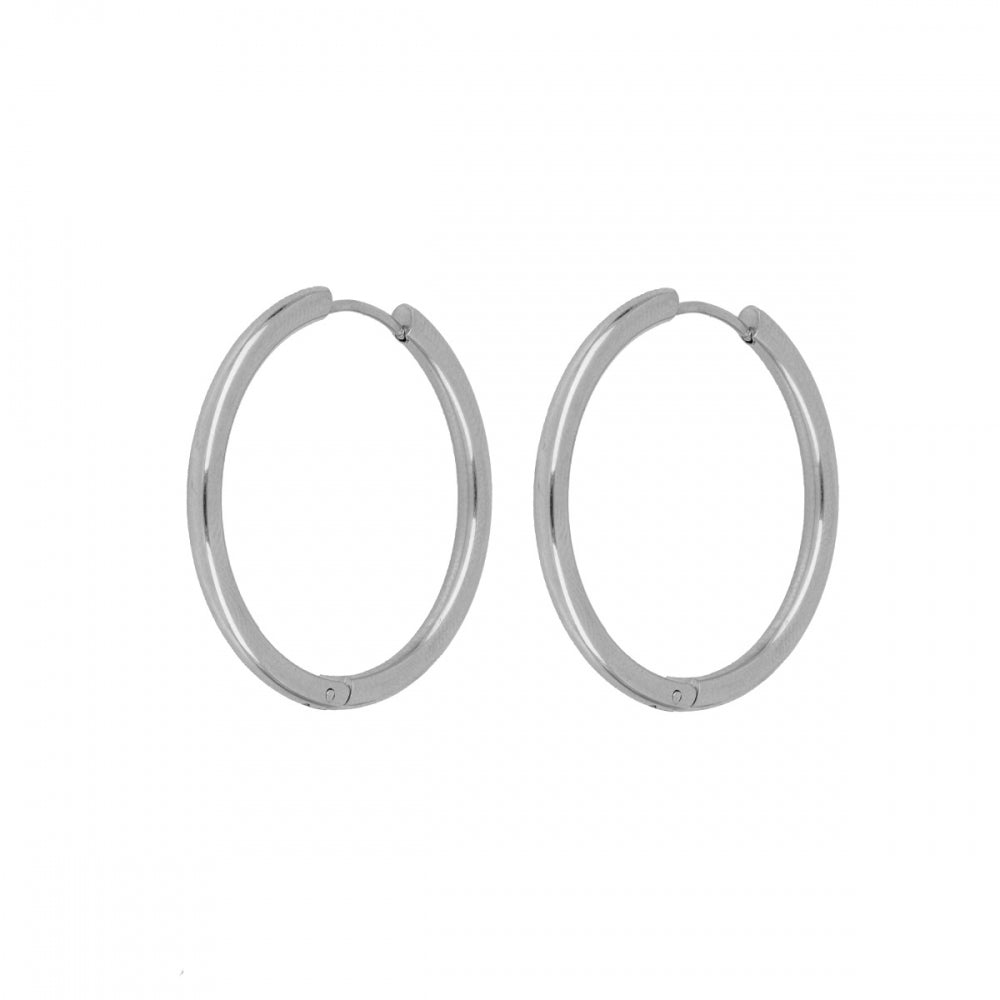 Aros básicos grandes de piercing con cierre fácil resistentes al agua. Son hipoalergénicos y están confeccionados en acero inoxidable con baño de oro 18 kilates. Gold plated stainless steel waterproof hoop earrings for piercing.