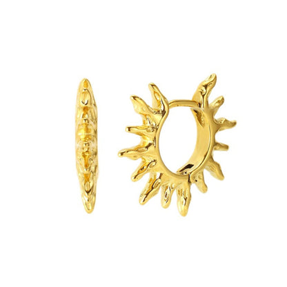 Pendientes de aro en forma de rayos de sol en dorado o plateado. Son de acero hipoalergenico, resistente al agua y no pesan. Perfectos para looks de noche y de día, para fiestas y trabajar