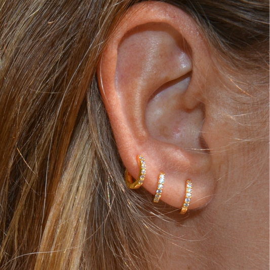 Pequeños pendientes de aro para niña o piercing de  cartílago como helix y tragus con circonitas confeccionados en plata de ley 925 con baño de oro 18 kilates. Gold plated sterling silver zircon small hoop earrings for cartilage piercing or little girls.