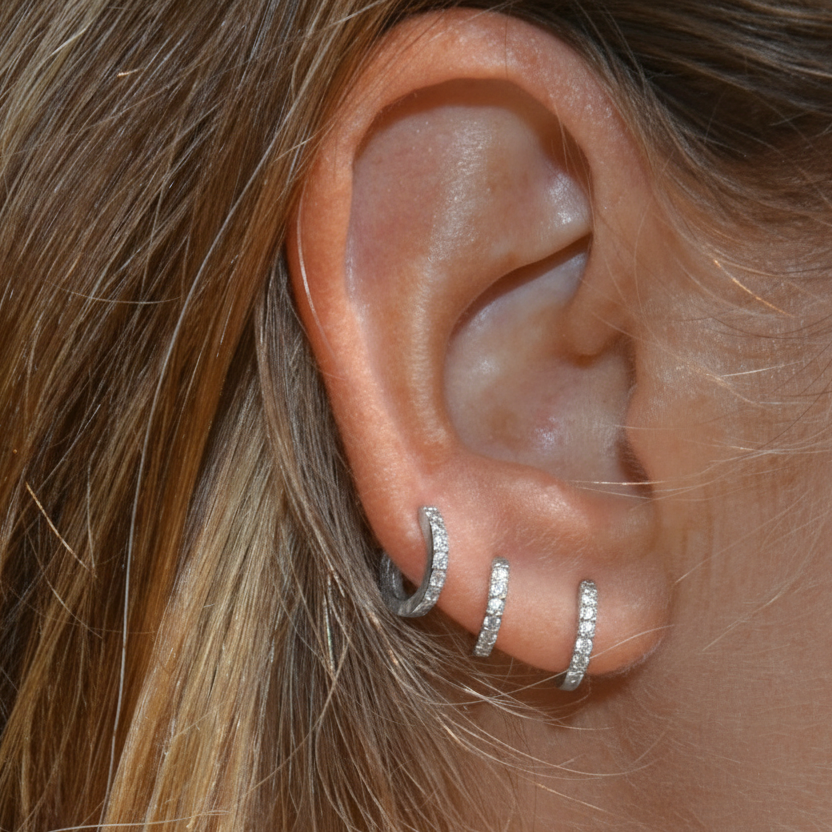 Pequeños pendientes de aro para niña o piercing de  cartílago como helix y tragus con circonitas confeccionados en plata de ley 925 con baño de oro 18 kilates. Gold plated sterling silver zircon small hoop earrings for cartilage piercing or little girls.