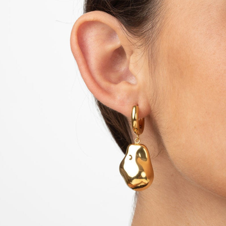 Pendientes de aro con colgante grande de piedra en dorado o plateado. Son de acero hipoalergenico, resistente al agua y no pesan. Perfectos para looks de noche y de día, para fiestas y trabajar