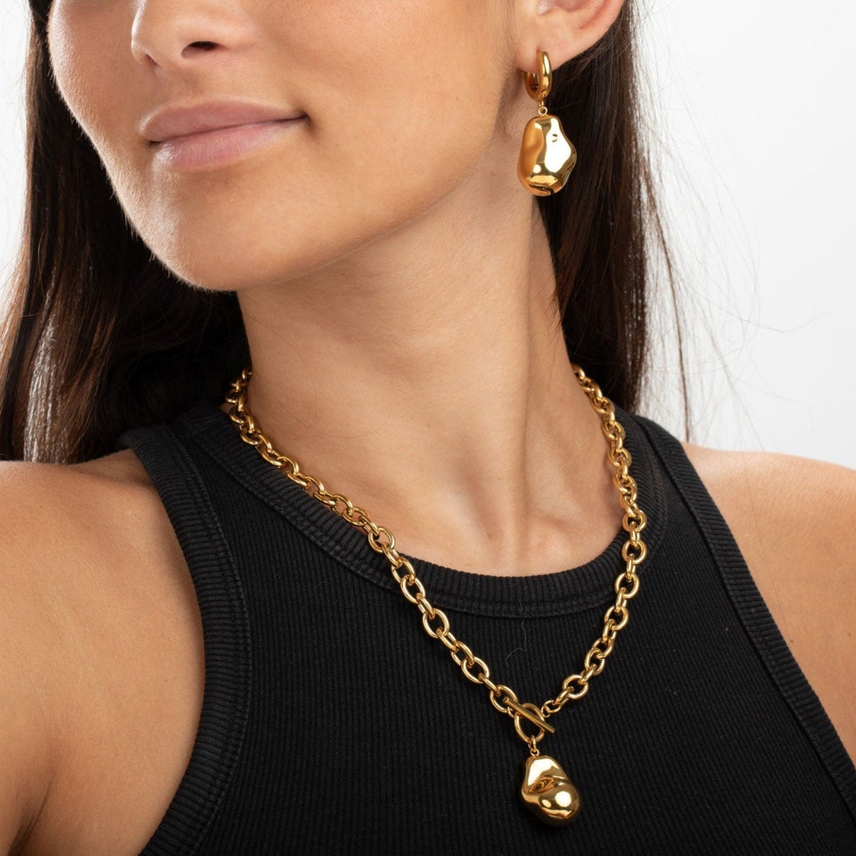 Pendientes de aro con colgante grande de piedra en dorado o plateado. Son de acero hipoalergenico, resistente al agua y no pesan. Perfectos para looks de noche y de día, para fiestas y trabajar