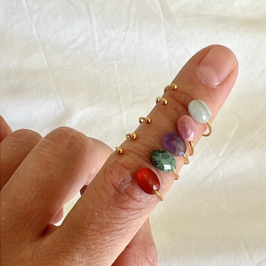 anillo ajustable de acero inoxidable dorado con piedra natural: rodocrosita, amatista, ágata roja, amazonita o piedra africana. Son talla única. Ideales como regalo a adolescentes. 