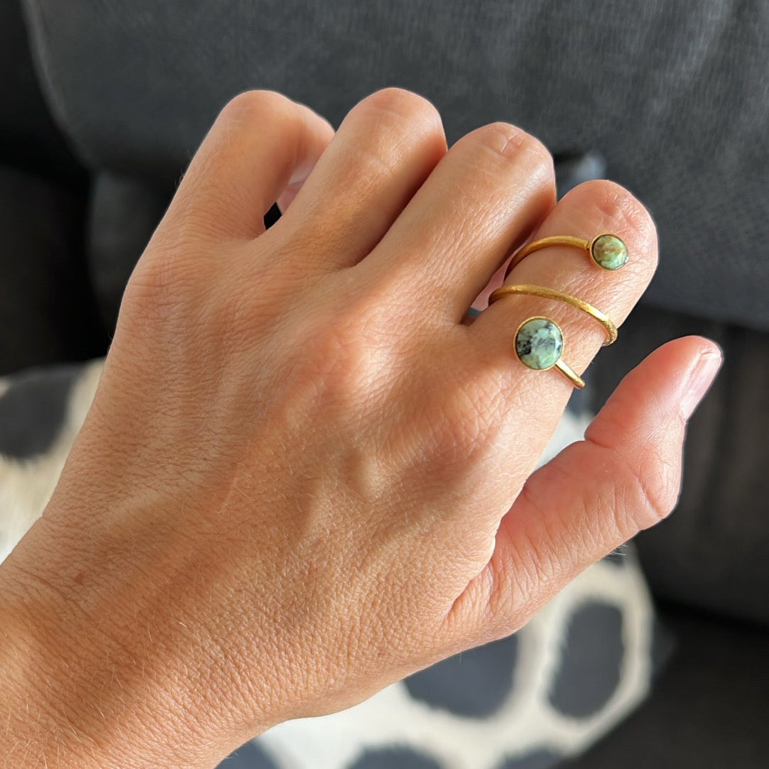 anillo boho ajustable,grande, dorado y resistente al agua ideal para look hippy de verano. está confeccionado en acero hipoalergénico dorado y piedra natural y es la idea de regalo perfecto para el día de la madre o amigo invisible. Gold plated stainless steel adjustable waterproof ring