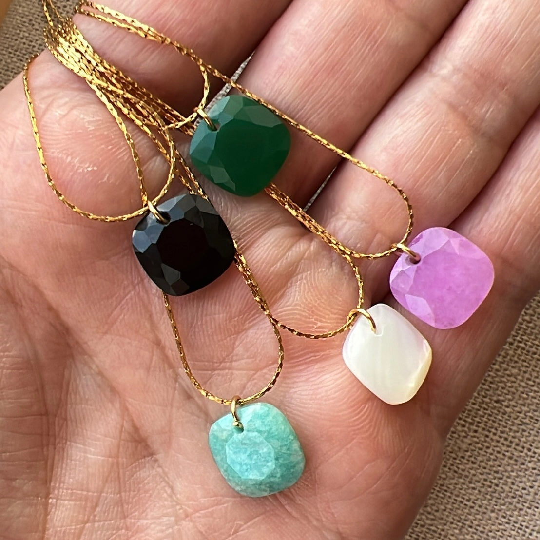 cadena o collar boho con colgante de piedra natural hecho de acero hipoalergénico y resistente al agua. Es color oro. Gold plated stainless steel waterproof mineral pendant necklace