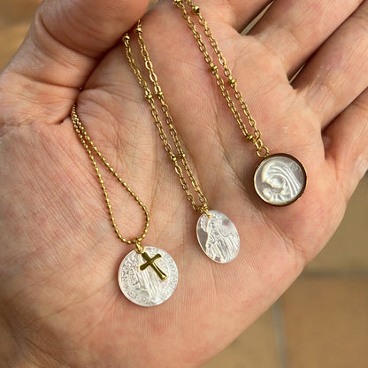 GARGANTILLA dorada con medalla de la virgen maria en nácar. Es de acero hipoalergénico y resistente al agua. Ideal como regalo de primera comunión para niña.