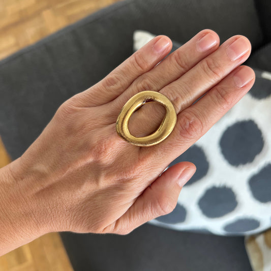 anillo ajustable,grande, dorado y resistente al agua ideal para  completar look de nvitada a bodas, bautizos y comuniones. está confeccionado en acero hipoalergénico y es la idea de regalo perfecto para el día de la madre o amigo invisible. Gold plated stainless steel adjustable waterproof ring