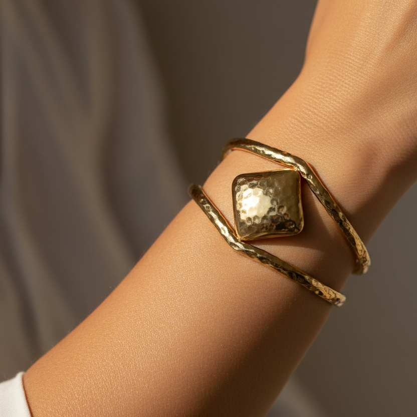 Pulsera o brazalete ajustable y ancho resistente al agua. Está confeccionado en acero inoxidable dorado. Es perfecto para looks de invitada a boda o fiestas de noche boho. Gold plated stainless Steel adjustable waterproof bracelet.
