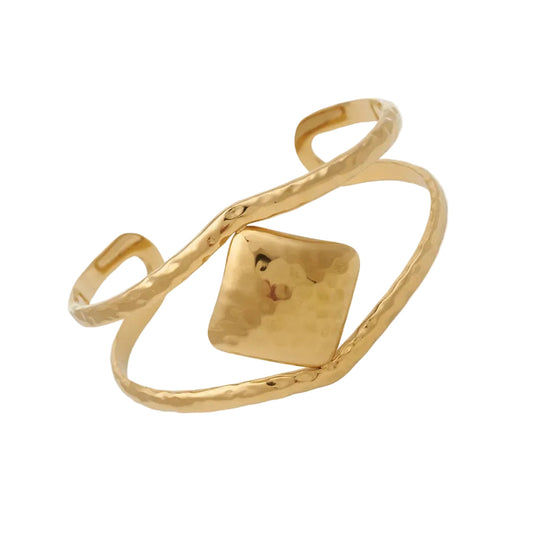 Pulsera o brazalete ajustable y ancho resistente al agua. Está confeccionado en acero inoxidable dorado. Es perfecto para looks de invitada a boda o fiestas de noche boho. Gold plated stainless Steel adjustable waterproof bracelet.