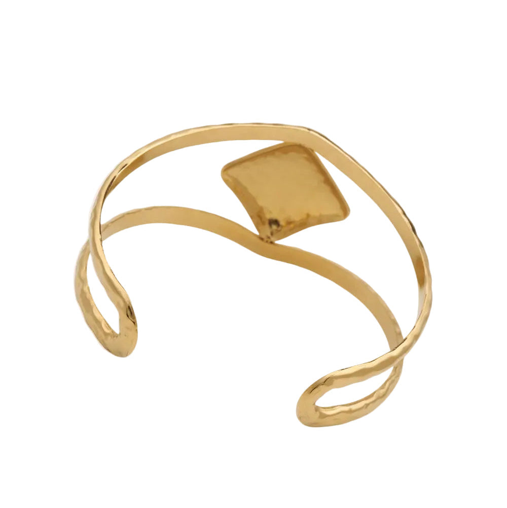 Pulsera o brazalete ajustable y ancho resistente al agua. Está confeccionado en acero inoxidable dorado. Es perfecto para looks de invitada a boda o fiestas de noche boho. Gold plated stainless Steel adjustable waterproof bracelet.
