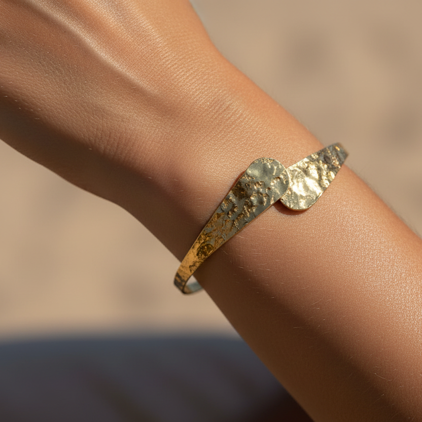 Pulsera o brazalete ajustable y fino resistente al agua. Está confeccionado en acero inoxidable dorado con relieve. Es perfecto para looks de invitada a boda o fiestas de noche boho. Gold plated stainless Steel adjustable waterproof bracelet.