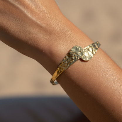 Pulsera o brazalete ajustable y fino resistente al agua. Está confeccionado en acero inoxidable dorado con relieve. Es perfecto para looks de invitada a boda o fiestas de noche boho. Gold plated stainless Steel adjustable waterproof bracelet.