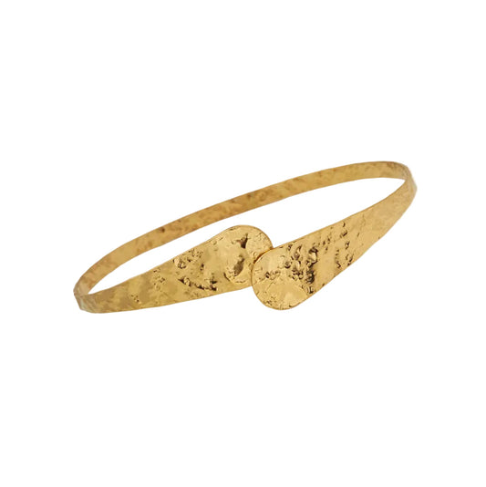 Pulsera o brazalete ajustable y fino resistente al agua. Está confeccionado en acero inoxidable dorado con relieve. Es perfecto para looks de invitada a boda o fiestas de noche boho. Gold plated stainless Steel adjustable waterproof bracelet.