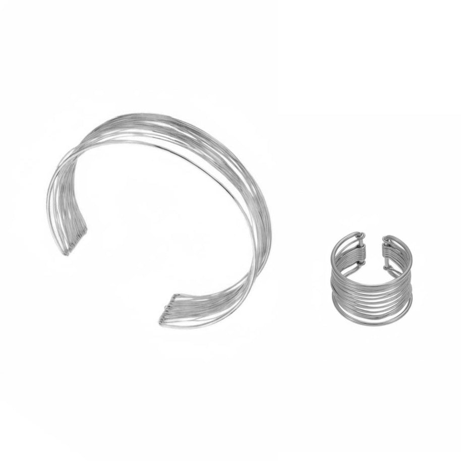 Conjunto de pulsera y anillo ajustable y  resistente al agua. Están confeccionados en acero inoxidable con baño de oro 18 kilates o plata rodiada. Gold plated stainless Steel adjustable waterproof bracelet and ring set