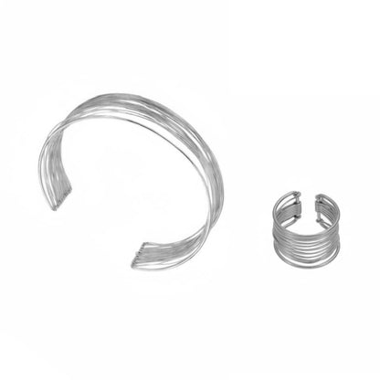 Conjunto de pulsera y anillo ajustable y  resistente al agua. Están confeccionados en acero inoxidable con baño de oro 18 kilates o plata rodiada. Gold plated stainless Steel adjustable waterproof bracelet and ring set