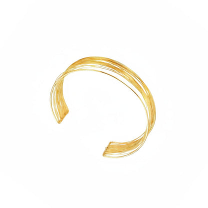 Pulsera o brazalete ajustable y ancho resistente al agua. Está confeccionado en acero inoxidable con baño de oro 18 kilates o plata rodiada. Gold plated stainless Steel adjustable waterproof thin bracelet.