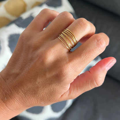 anillo boho ajustable,grande, dorado y resistente al agua ideal para  completar look de Invitada a bodas, bautizos y comuniones. está confeccionado en acero hipoalergénico y es la idea de regalo perfecto para el día de la madre o amigo invisible. Gold plated stainless steel adjustable waterproof ring