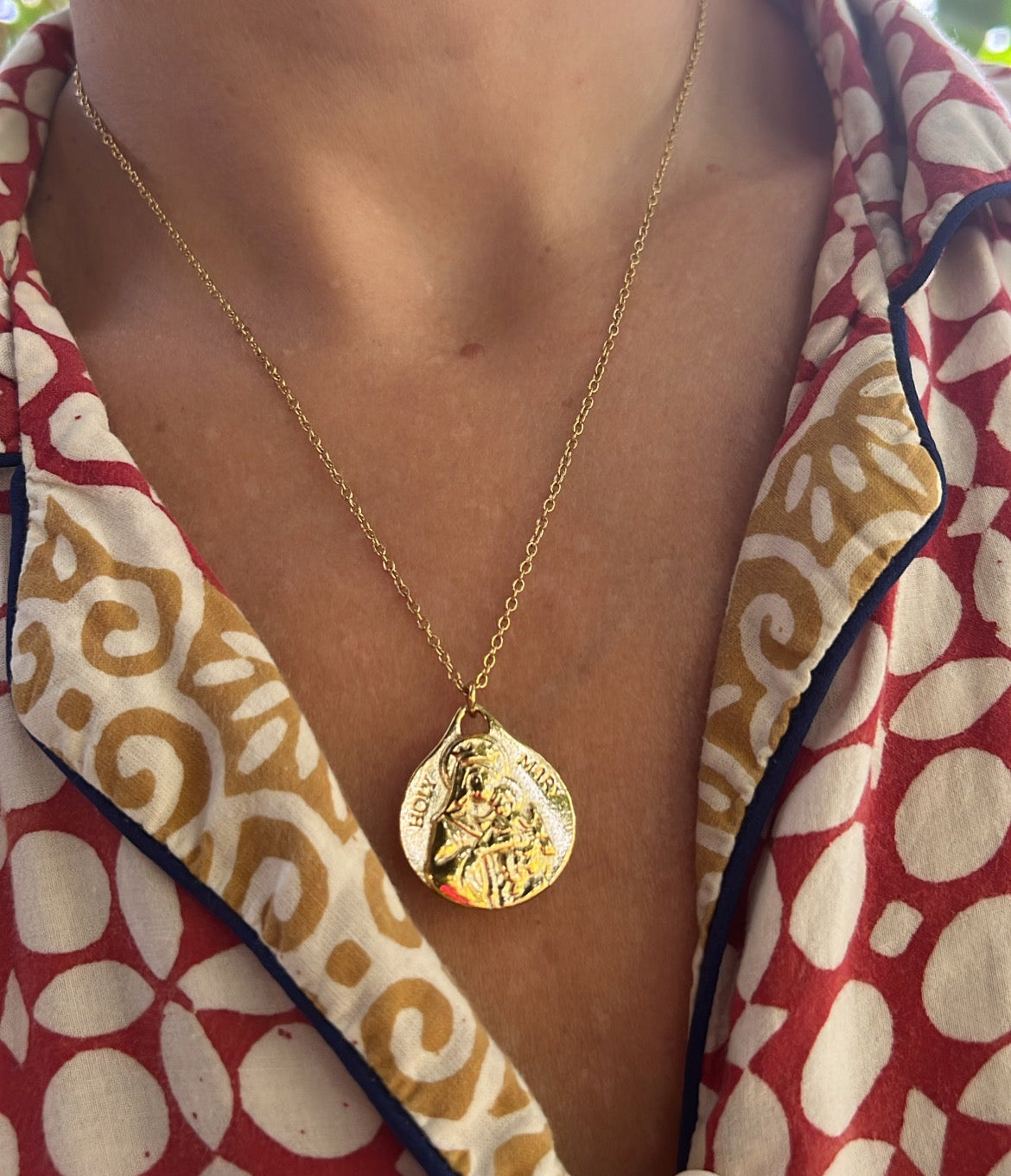 collar escapulario del sagrado corazón de jesús y la virgen del carmen. Es de acero hipoalergénico resistente al agua. acabado dorado waterproof
